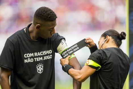 Rodada do Brasileirão tem manifestações contra racismo após ataques a Vini Jr. na Espanha Imagem referente a Rodada do Brasileirão tem manifestações contra racismo após ataques a Vini Jr. na Espanha