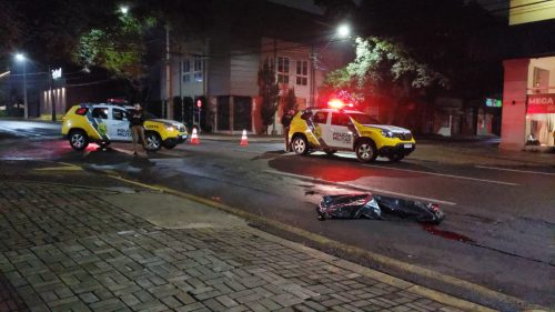 Mulher morre após ser atropelada e arrastada por 70 metros na Rua Paraná, no centro de Cascavel