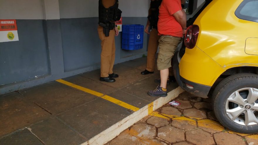 Pilotando moto sem capacete, homem é detido pela PM