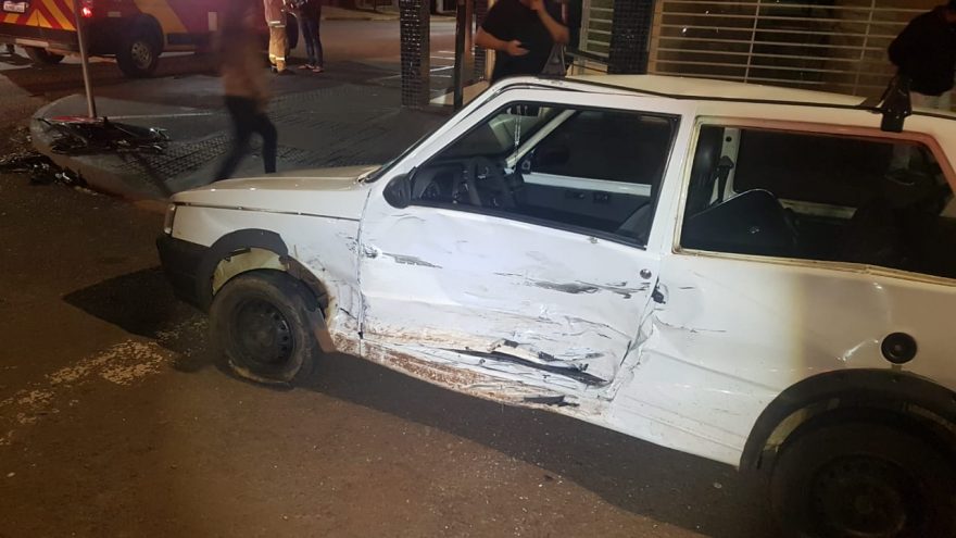 Lateral de Uno fica destruída após colisão com carro na Rua Vitória