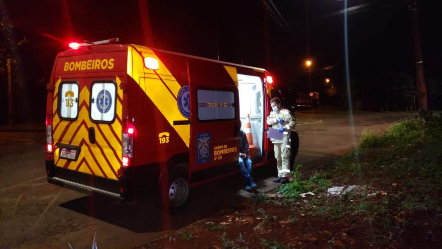 Homem bate veículo contra poste e Corpo de Bombeiros é acionado