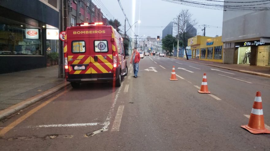 Colisão entre carro e moto deixa motociclista ferida na Rua Paraná