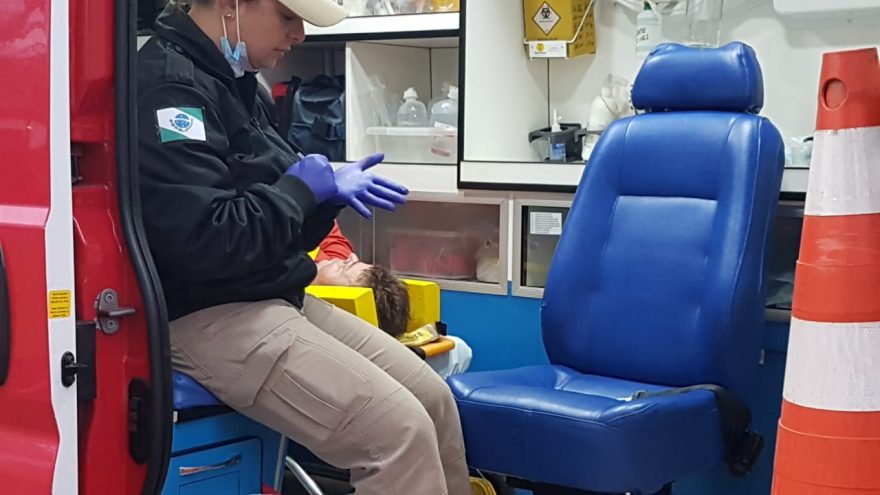 Ciclista de 54 anos é socorrido após sofrer queda na Rua São Paulo