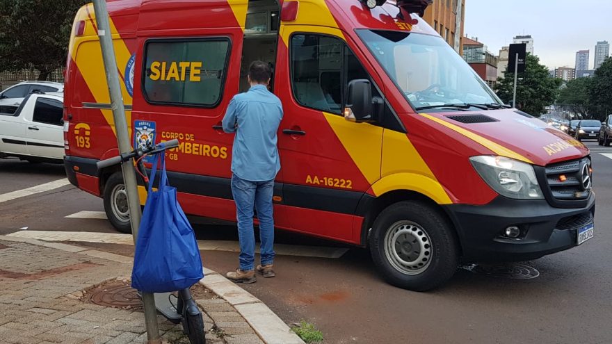 Jovem fica ferida após colisão entre carro e patinete no Centro