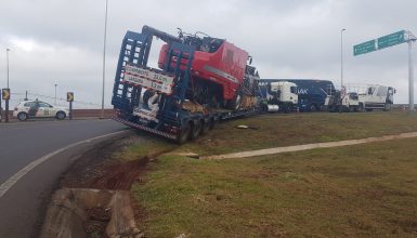 Imagem referente a Caminhoneiro perde o controle ao fazer contorno no Trevo Cataratas