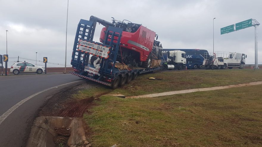 Caminhoneiro perde o controle ao fazer contorno no Trevo Cataratas