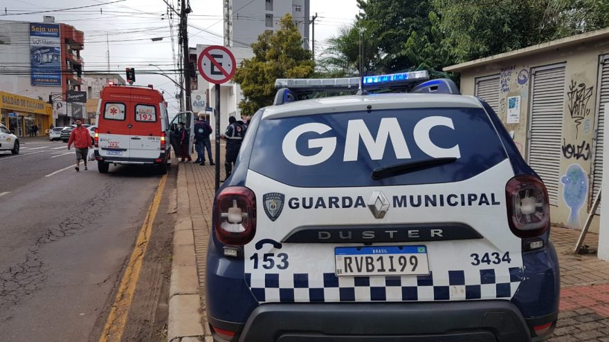 Bastante agressivo, homem em situação de rua é contido pela GM