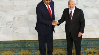 Ao lado de Maduro, Lula defende união de países latino-americanos