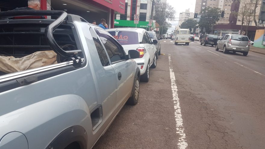 Três carros se envolvem em colisão na Rua São Paulo, no Centro