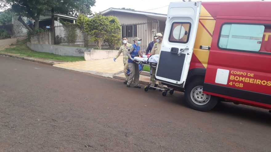Idosa fica ferida ao cair de aproximadamente um metro de altura