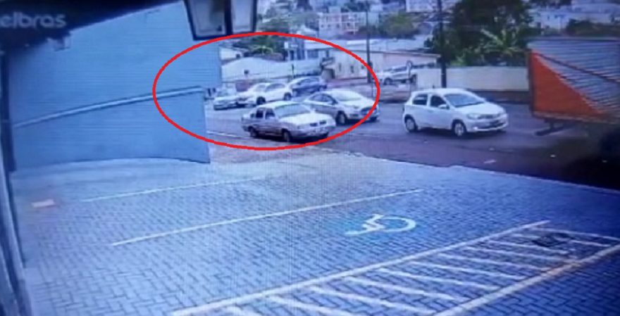 Câmera registra colisão entre HRV e Mercedes no Parque São Paulo