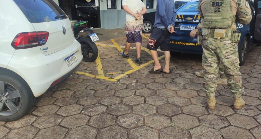 PRF apreende veículo com fardo de maconha e detém dois indivíduos
