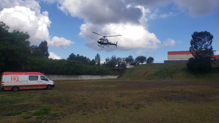 Mulher sofre AVC e é trazida de helicóptero para Cascavel
