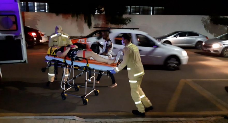 Mulher sofre torção de joelho e é socorrida pelo Siate no Santa Cruz