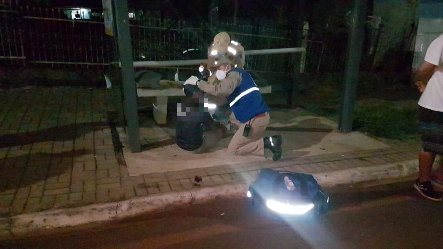 Homem é atendido pelo Siate após ser agredido no Cascavel Velho