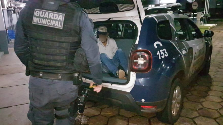 Proprietário flagra idoso dentro de carro e aciona a GM em Cascavel