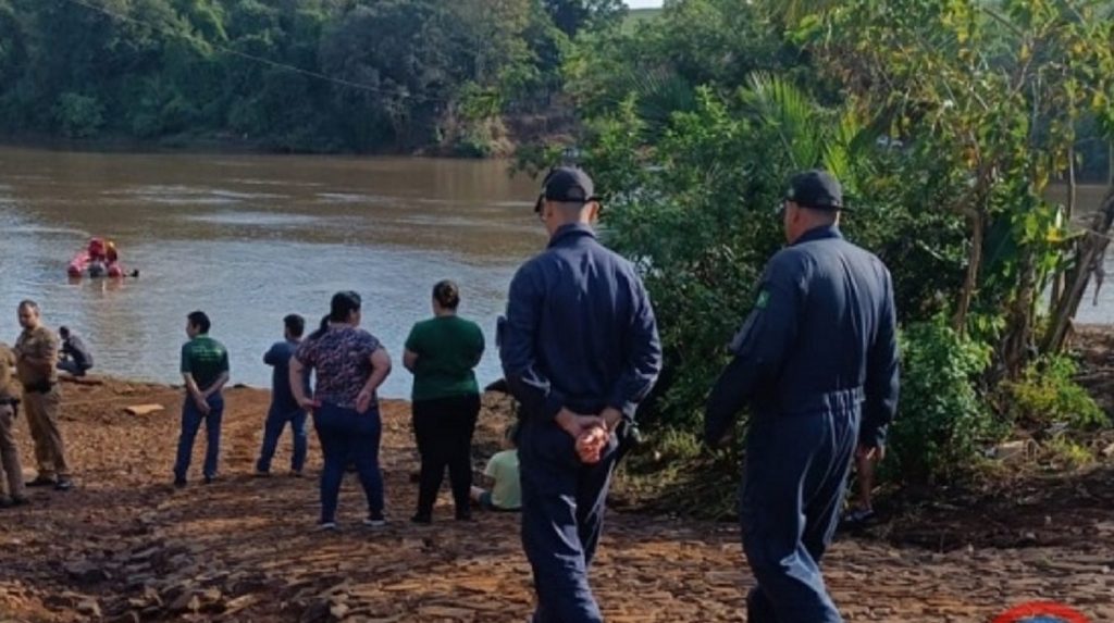 Bombeiros realizam buscas aquáticas por idoso que caiu de balsa no Rio Piquiri