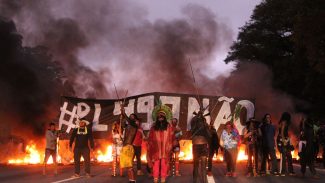 Povo guarani bloqueia rodovia em São Paulo contra marco temporal