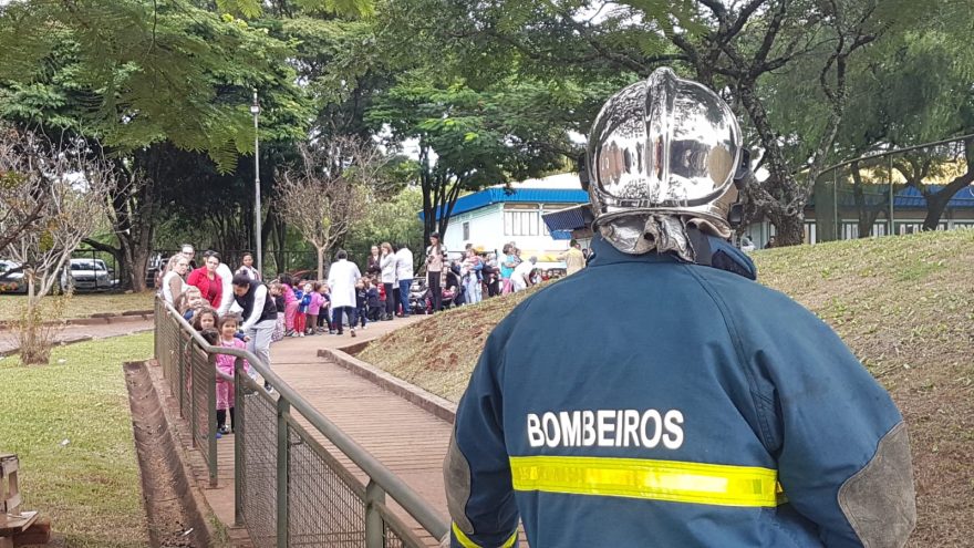 Corpo de Bombeiros realiza treinamento com alunos do CMEI Espaço Vida