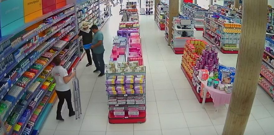 Homens furtam mais de R$ 2 mil em perfumes em farmácia no Centro