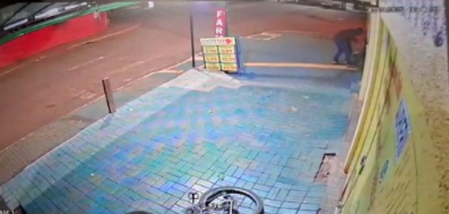 Câmera registra homem arrombando porta de farmácia no Santo Onofre