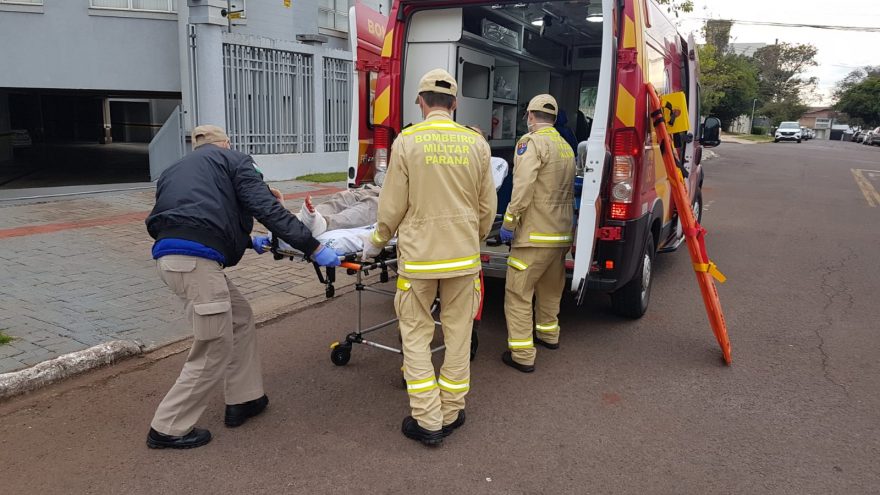 Homem sofre laceração no pé após ser atingido por um forno