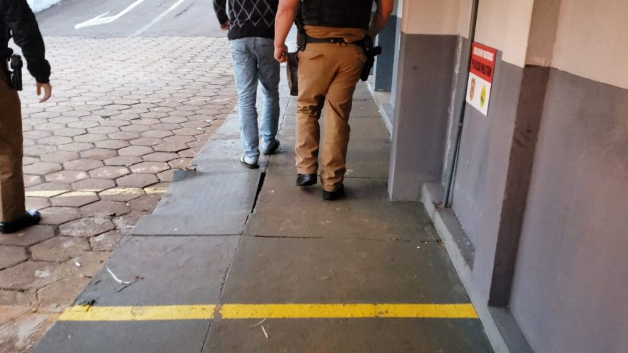 Homem é detido com mandado de prisão em aberto por tráfico