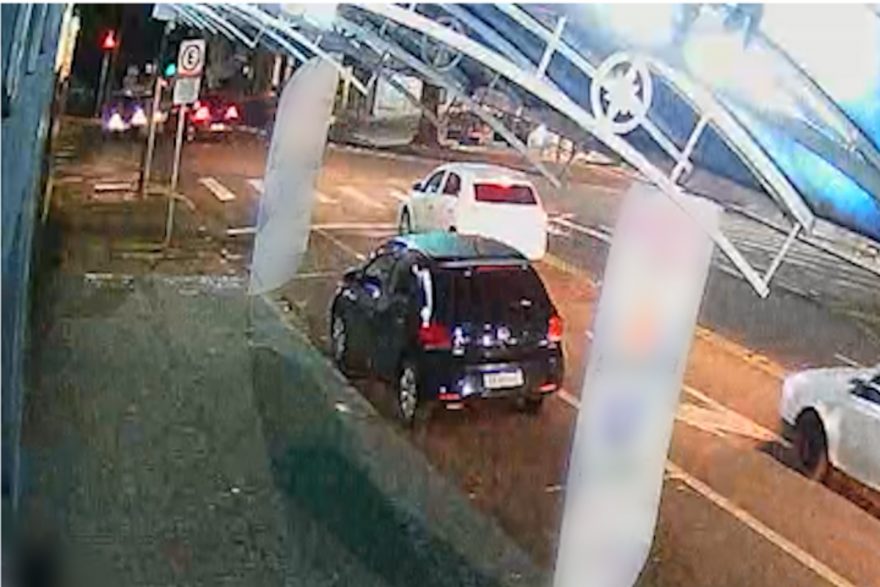 Colisão na mão inglesa da Rua Erechim é flagrada por câmera