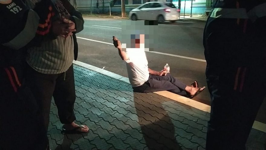 Homem urina em fachada de vidro e assusta clientes e funcionários de clínica na Rua Barão do Cerro Azul
