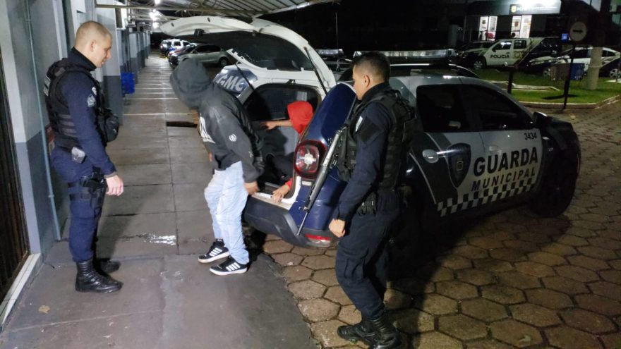 Motociclista e passageiro fogem de abordagem, sofrem queda e vão parar na Delegacia
