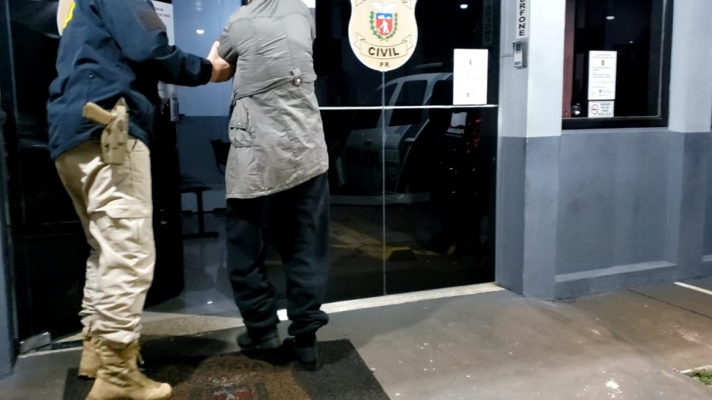 Mulher tenta ir para Curitiba de carona com 3 kg de skunk preso ao corpo, mas acaba detida pela PRF em Cascavel