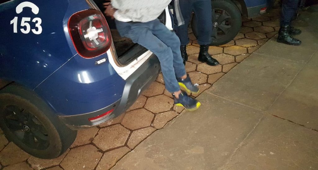 Jovem é detido após assaltar loja de bebidas com revólver simulacro no bairro Periolo