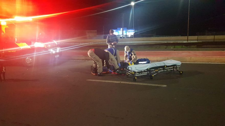 Colisão entre moto e bicicleta deixa motociclista ferido no Trevo Cataratas