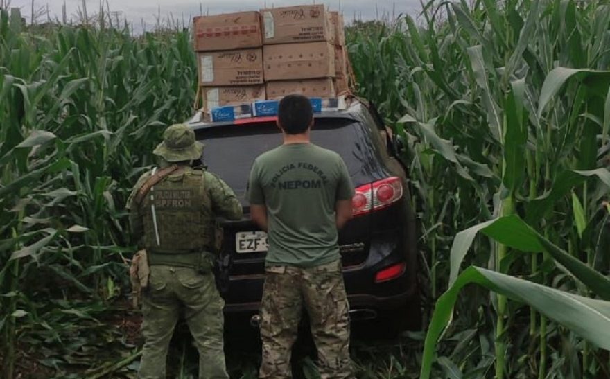 BPFRON e Polícia Federal apreendem carro carregado com cigarros contrabandeados em Guaíra