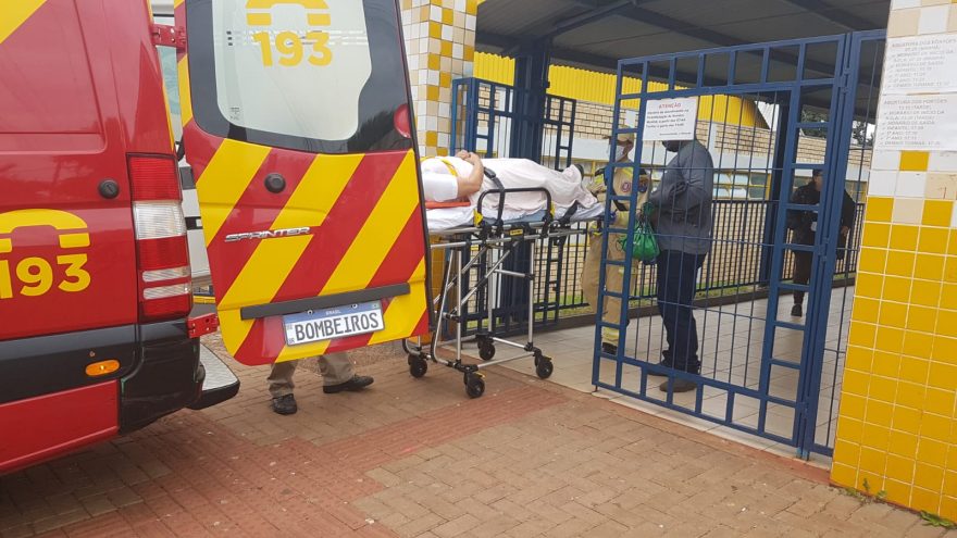 Mulher fica ferida ao cair de escada em colégio no Santa Felicidade