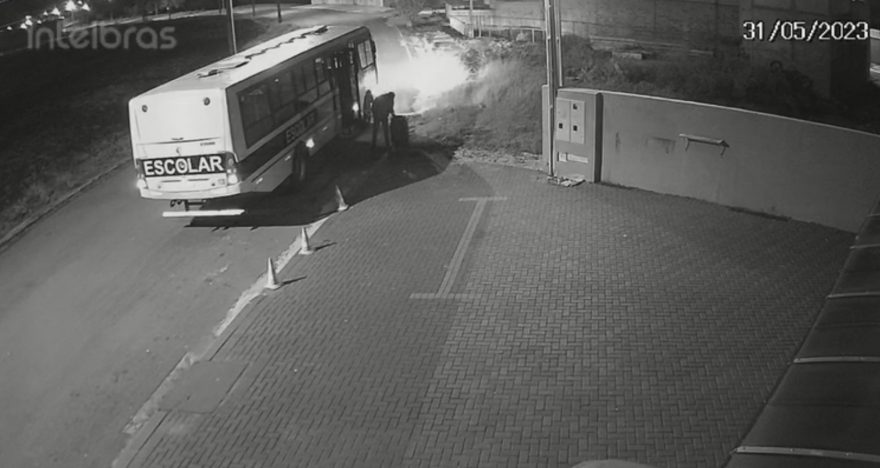 Câmera flagra motorista de Escolar furtando lixeira