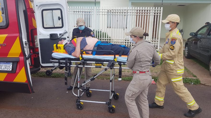 Idoso bate a cabeça após sofrer queda em residência no Bairro Santo Inácio