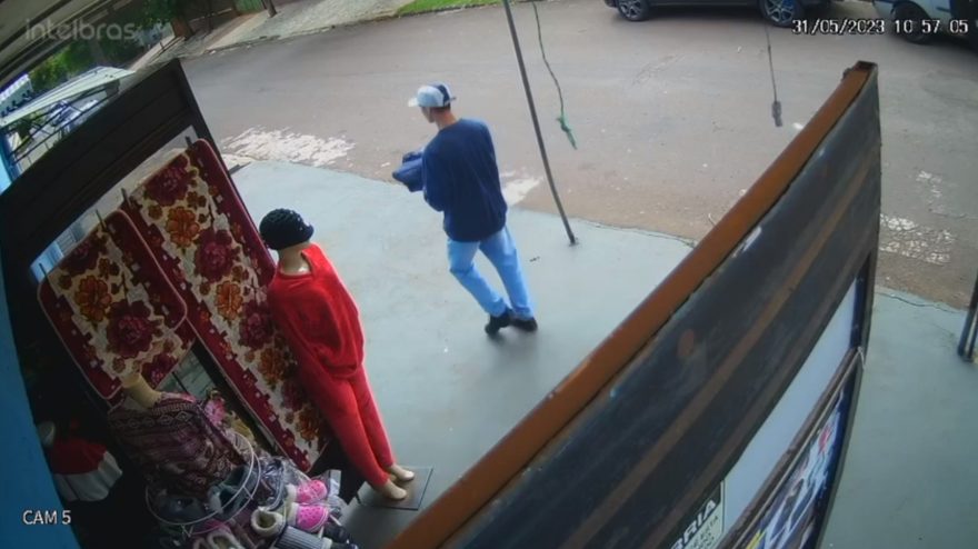 Ladrão furta jaqueta em loja no Cascavel Velho