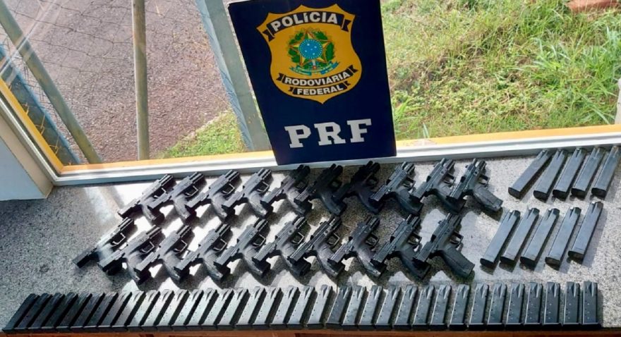 PRF prende casal cascavelense com 20 pistolas turcas no Paraná