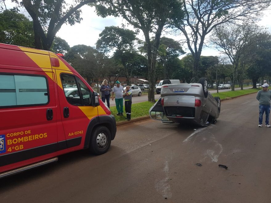Colisão seguida de capotamento é registrada na Avenida Assunção