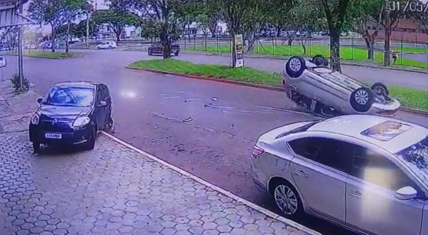 Vídeo mostra Fox capotando após colisão com Palio na Avenida Assunção