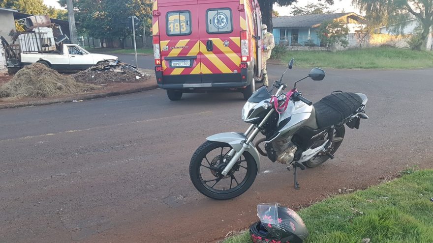 Mulher é atendida pelo Siate após se envolver em acidente no Floresta