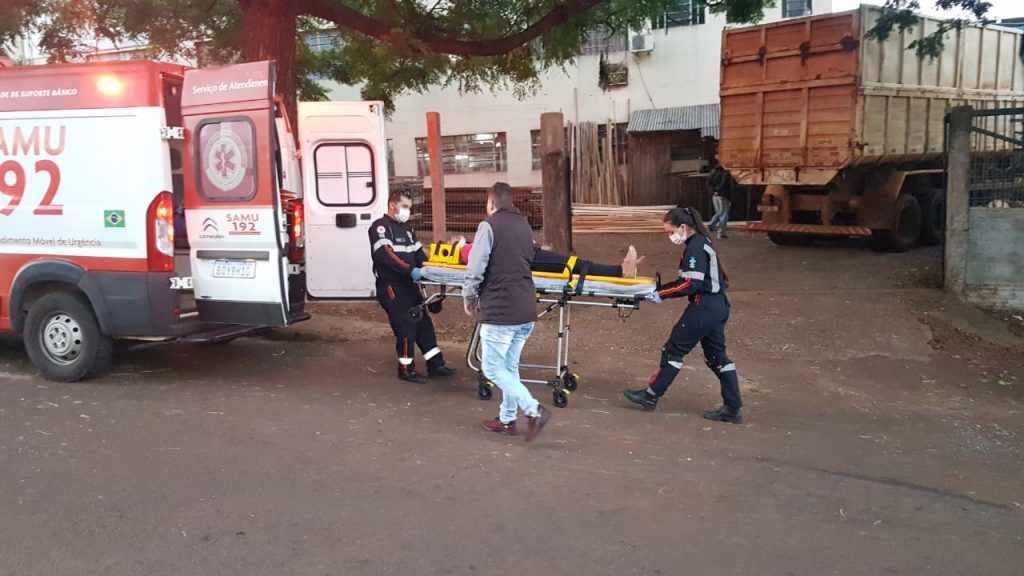 Mulher fica ferida em acidente entre Clio e CG