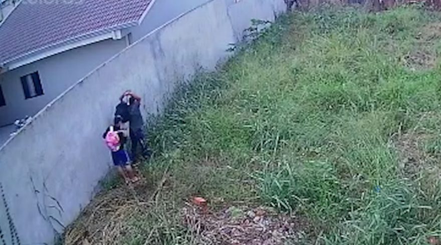 Câmera registra homens saindo de residência após furtar Notebook, Xbox e celular no Universitário