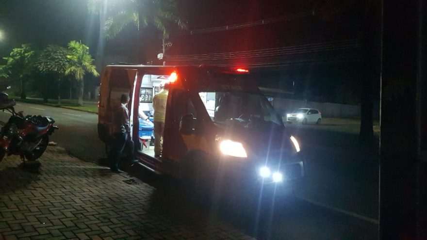 Casal fica ferido em queda de moto no Coqueiral