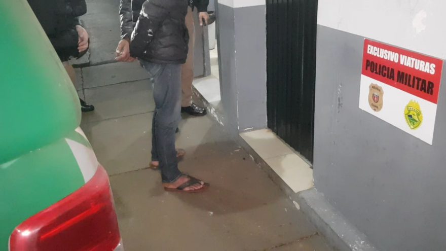 PM encontra homem com mandado de prisão em aberto, no Tarumã