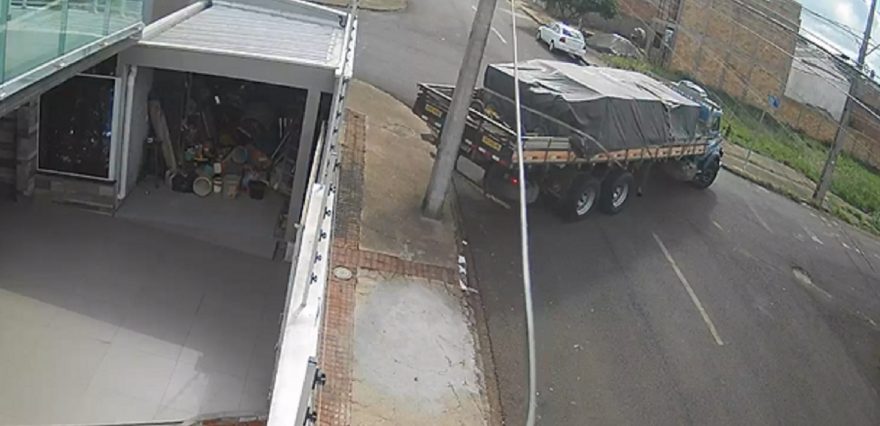 Caminhão colide contra poste elétrico e amassa lixeira de residência