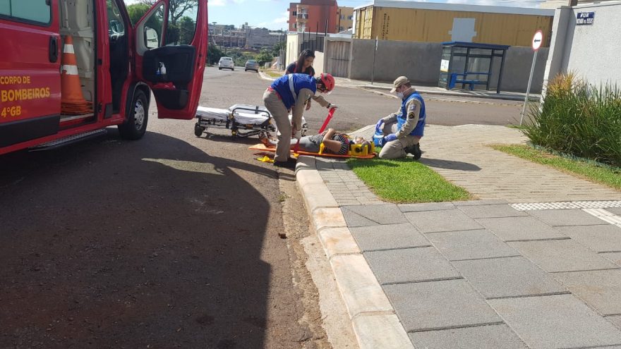 Motociclista se desequilibra ao segurar quadro e sofre queda na Rua Machado de Assis