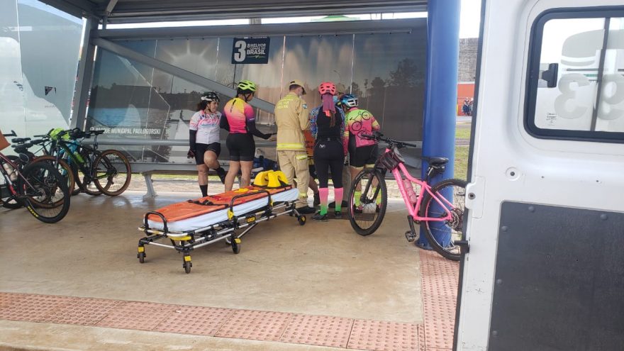Ciclista fica ferido após colidir contra patinete na Av. Tancredo Neves