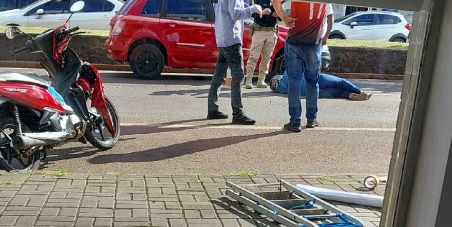 Motociclista fica ferida em acidente de trânsito na Av. Carlos Gomes